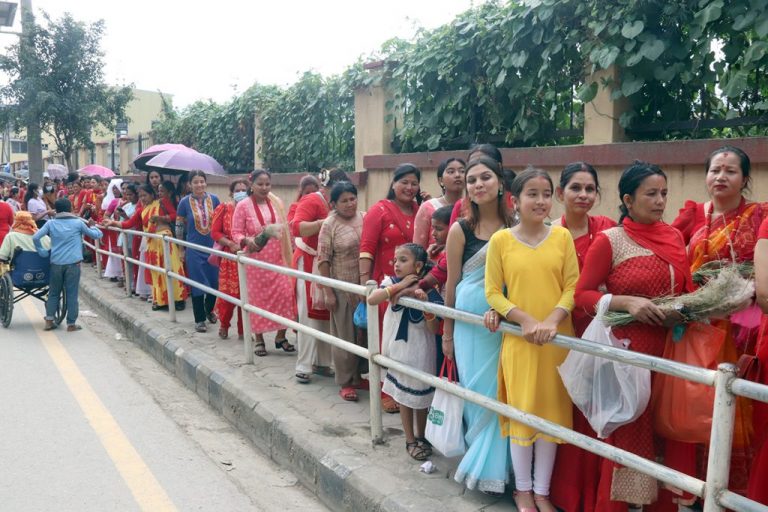 ऋषिपञ्चमी पर्वका अवसरमा टेकु र मूलपानीस्थित ऋषेश्वर मन्दिरमा बिहानैदेखि व्रतालु महिला भक्तजनको भीड