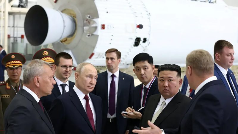 रूसी राष्ट्रपति भ्लादिमिर पुटिन र उत्तर कोरियाली शासक किम जोङ उनले एक-अर्कालाई राइफल उपहार