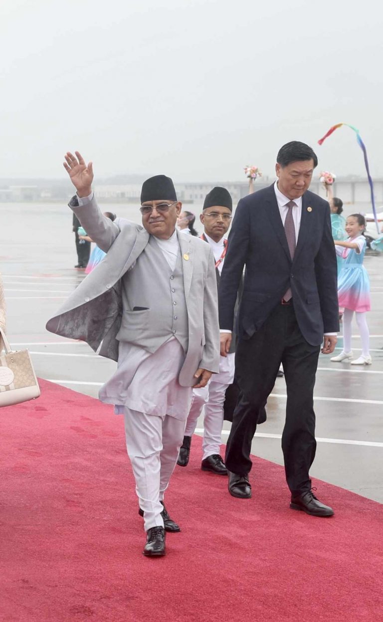 प्रधानमन्त्री ‘प्रचण्ड’ले आज चिनियाँ समकक्षी ली छियाङसँग द्विपक्षीय वार्ता गर्दै