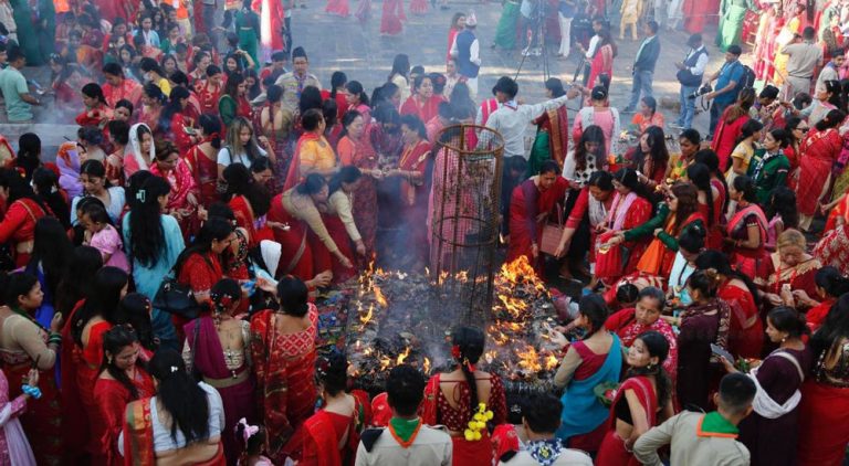 आज हरितालिका तीज : दिनभरी वर्त बसी शिवालयमा पुजा गर्ने भक्तजनहरुको भिड