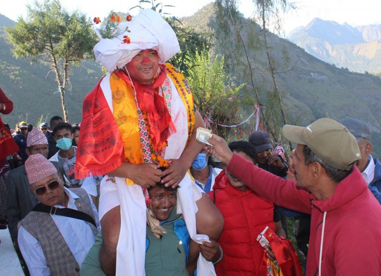 आठौं पटकसम्म ताकमकोतको ठेलो फाल्ने प्रतियोगिताको उपाधि जितेर इतिहास बनाए