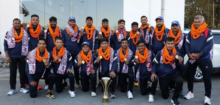 एसीसी यू-१९ प्रिमियर कप क्रिकेट प्रतियोगिताको उपाधि लिएर नेपाल फर्कियो नेपाली क्रिकेट टोली