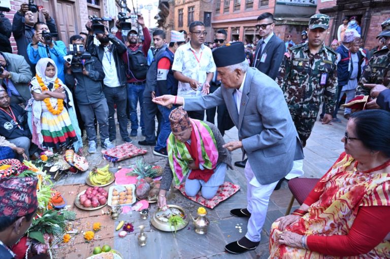 राष्ट्रपति  रामचन्द्र पौडेलले बडादसैँको अन्तिम दिन कोजाग्रत पूर्णिमाका अवसरमा नवदुर्गा भवानीको पूजाअर्चना