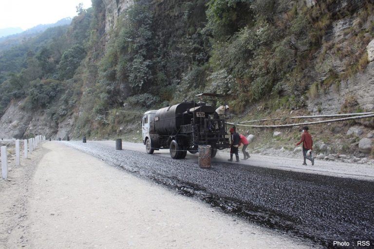 कालीगण्डकी करिडोर सडक योजनाअन्तर्गत म्याग्दीको बेनी–गलेश्वर खण्डमा कालोपत्र