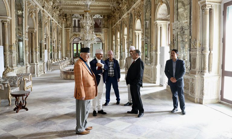 प्रधानमन्त्री प्रचण्डले एमाले अध्यक्ष ओलीलाई आज सिंहदरबारस्थित नवनिर्मित भवनको अवलोकन गराए