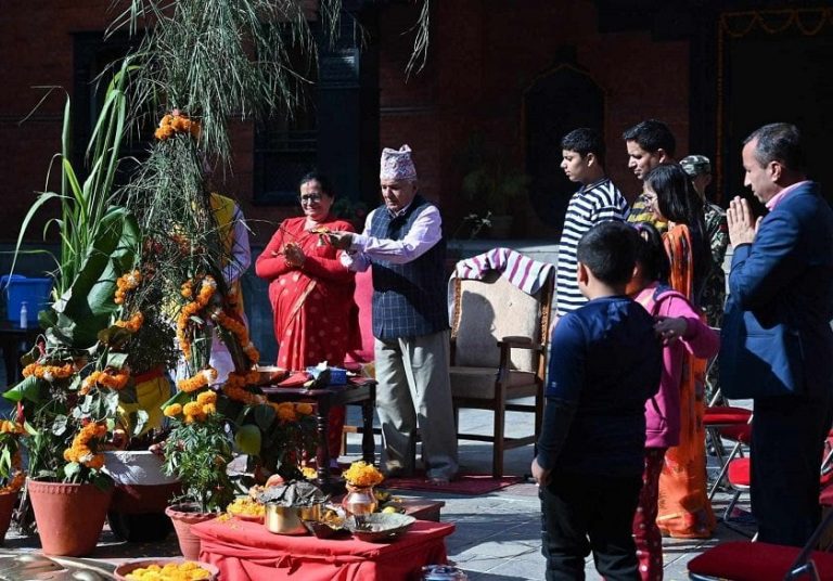 राष्ट्रपति रामचन्द्र पौडेलले भगवान् विष्णुको प्रतीकका रूपमा तुलसीको विशेष पूजा अर्चना