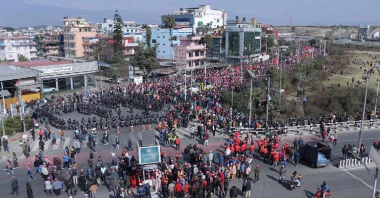नेकपा एमाले निकट युवा संघले काठमाडौँको तीनकुनेमा सरकारविरुद्ध प्रदर्शन