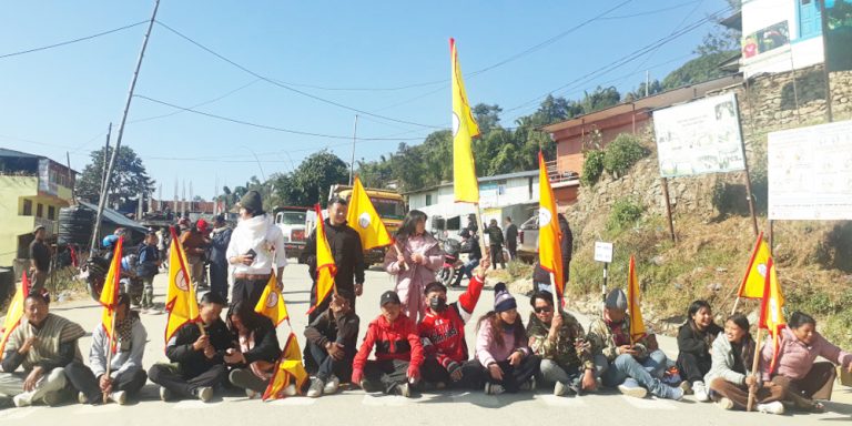 पूर्वमन्त्री गोपाल किराती लगायतको रिहाईको माग गर्दै यातायात बन्द गराउने आठ पहिचानवादी पक्राउ