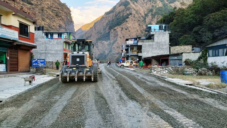 राहुघाट–तातोपानी खण्डको सडक कालोपत्रेको तयारी