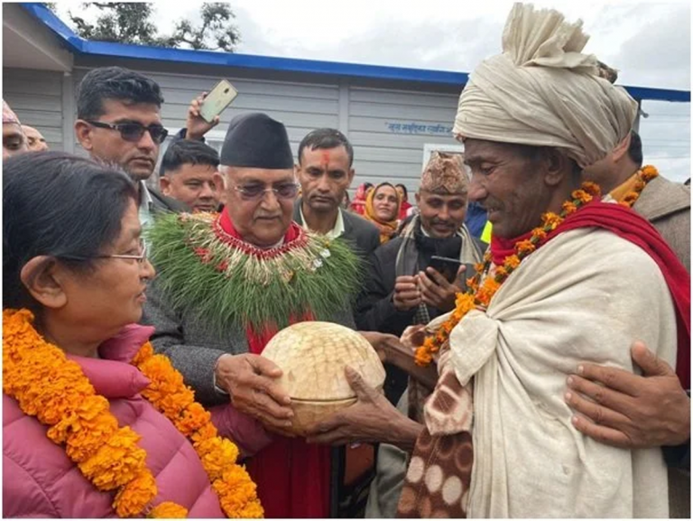 केपी शर्मा ओलीलाई राउटे समुदायले कोसी उपहार