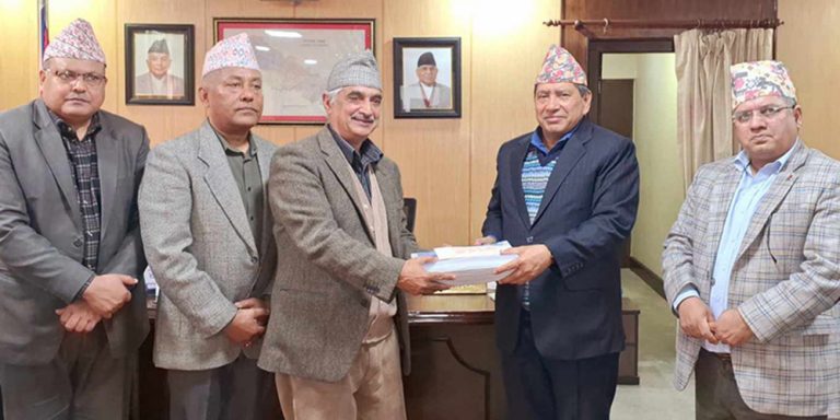 बालकुमारी घटनाबारे जाँचबुझ आयोगले उपप्रधानमन्त्री एवम् गृहमन्त्री नारायणकाजी श्रेष्ठलाई प्रतिवेदन बुझायो