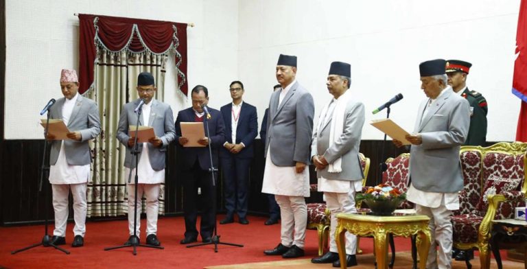 सत्ता गठबन्धनमा परिवर्तनसँगै तीन जना मन्त्रीले पद तथा गोपनीयताको शपथ लिए