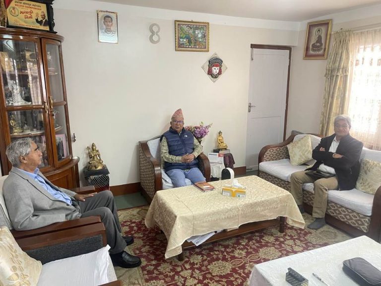 शेरबहादुर देउवा माधवकुमार नेपाललाई भेट्न कोटेश्वर पुगे