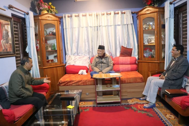एमाले अध्यक्ष केपी शर्मा ओली र नेकपाका महासचिव नेत्रविक्रम चन्द विप्लवबिच भेटवार्ता