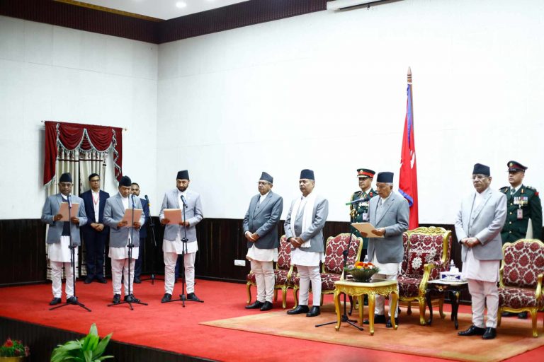 प्रधानमन्त्री प्रचण्डले मन्त्रीमण्डल बिस्तार नवनियुक्त १६ मन्त्रीले शपथ लिए शपथ