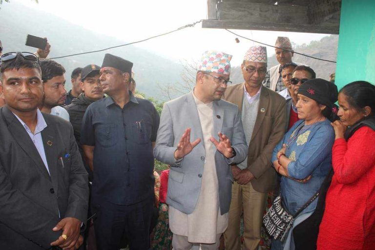 दम्पत्ति हत्या पिडित परिवारलाई भेट्न कानुन मन्त्री गिरी घटनास्थल मल्लाजको दहमा पुगे