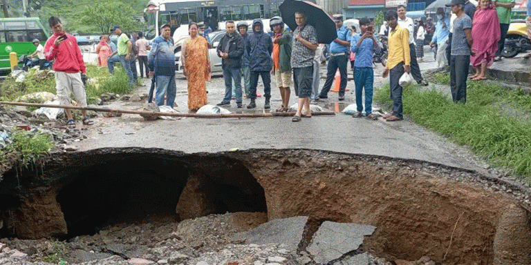 पोखरा महानगरपालिका–१४ चाउथेमा सडक भासिँदा आवागमनमा समस्या