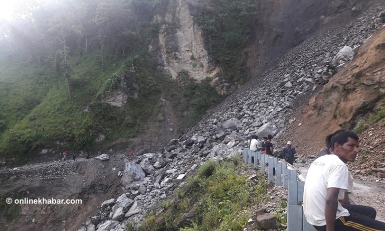 अविरल वर्षाले पहिरो खस्दा कर्णाली राजमार्ग अवरुद्ध