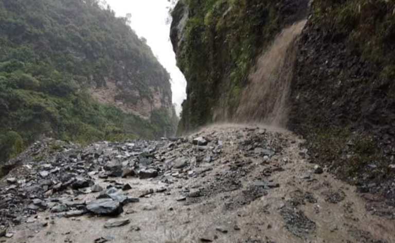 अविरल वर्षासँगै देशका विभिन्न ठाउँमा बाढीपहिरोका कारण सडक अवरुद्ध