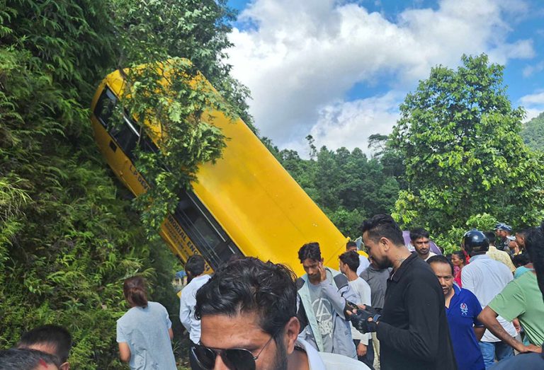 पोखरामा स्कुल बस दुर्घटना एक जनाको मृत्यु २९ जना घाइते