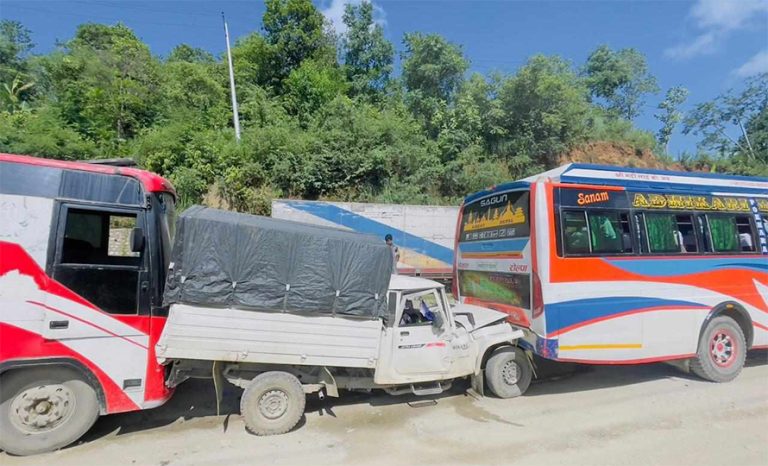 तनहुँको बन्दीपुर रिमाल्नीमा ६ वटा गाडीहरु आपसमा ठोक्किए