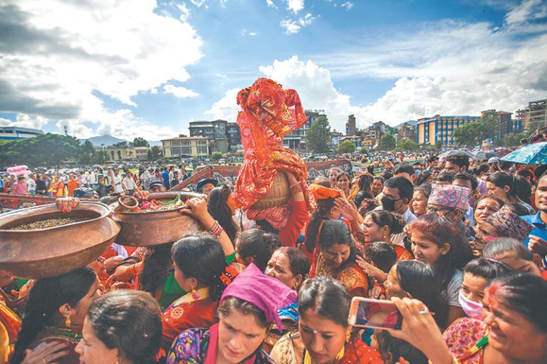 आज गौरा पर्व उमा महेश्वरसहित दुबोको पूजा गरेर उज्याली गौरा एवं दुर्वाष्टमी पर्व मनाउँदै