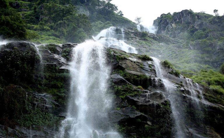 मैलुङ्ग झरना यति बेला गर्मी छल्नका लागि आन्तरिक पर्यटकको पहिलो रोजाइमा