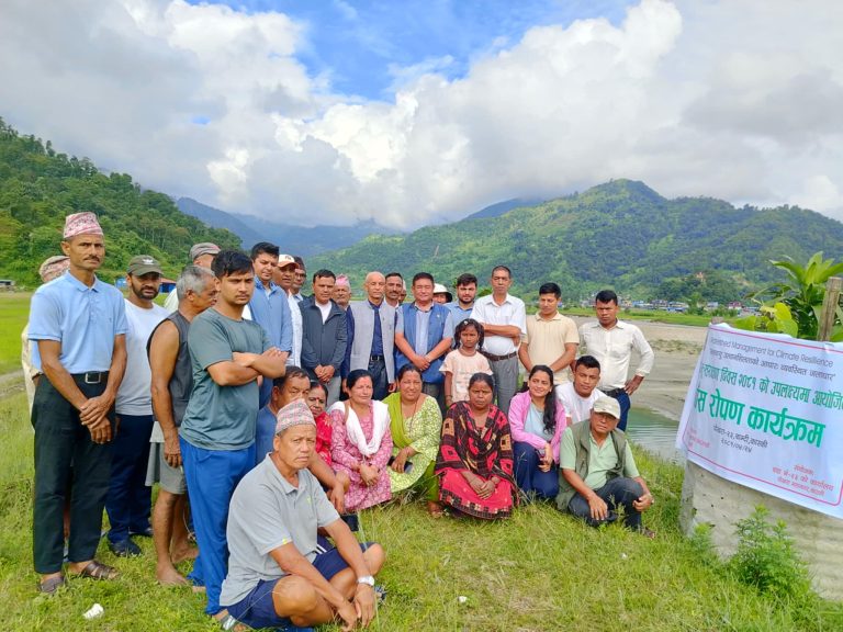 भु- संरक्षण दिवसमा बास रोपण