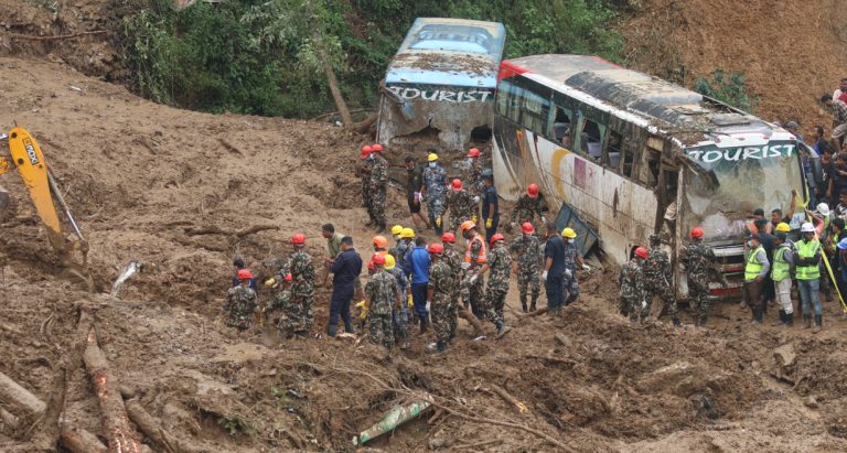 झ्याप्ले खोला पहिरोमा पुरिएर ३ वटा गाडीमा सवार ३५ जनाको सनाखत भएर शव परिवारलाई बुझाईयो