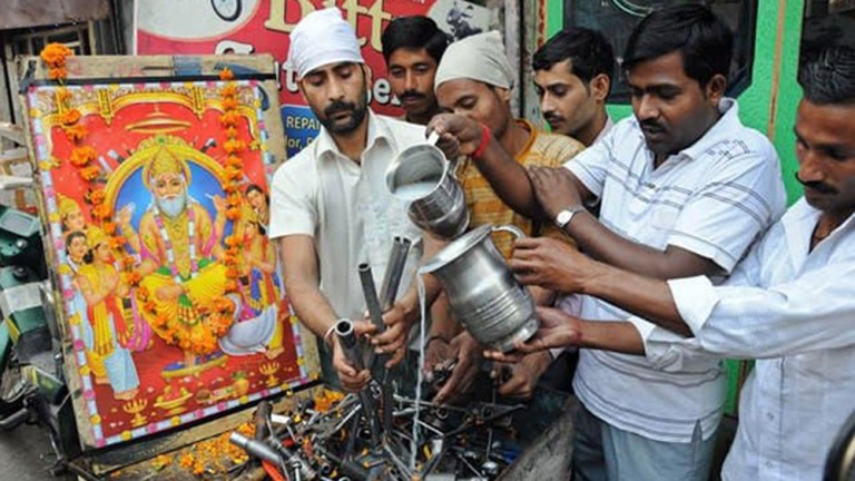 विश्वकर्माको पूजा आराधना गरी आज वास्तु दिवस एवं विश्वकर्मा पूजा पर्व मनाउँदै