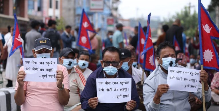 दुर्गा प्रसाईँका समर्थकले उनको रिहा माग गर्दै मुखमा टोप लगाएर मौन प्रदर्शन