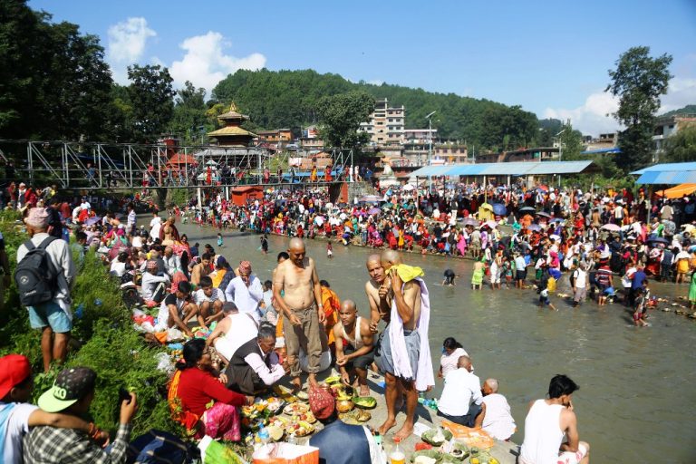 आज कुशे औँसी गोकर्णमा मृत बाबाहरुको श्राद्ध गरेर सम्झिदै