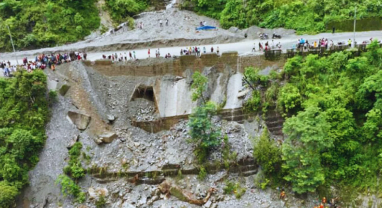 मुग्लिन–नारायणगढ सडकखण्डको सिमलतालबाट ट्रक त्रिशूली नदी किनारमा खस्यो