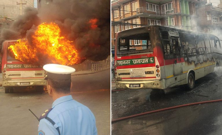 ललितपुरको सातदोबाटोमा गुडिरहेको बसमा आगलागी