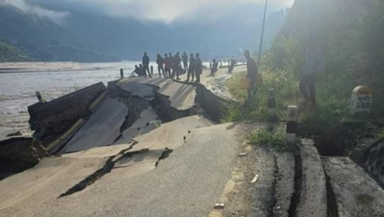 देशभरमा कुन कुन सडक अवरुद्ध छन् एक जानकारी