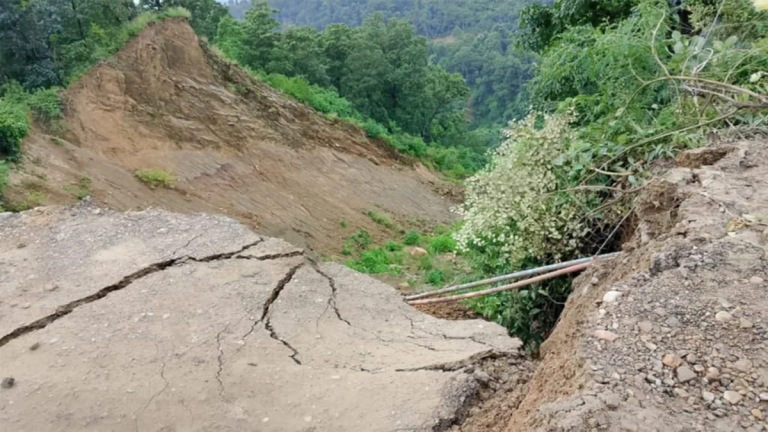 दाउन्ने सडक खण्ड पूर्ण रूपमा अवरुद्ध