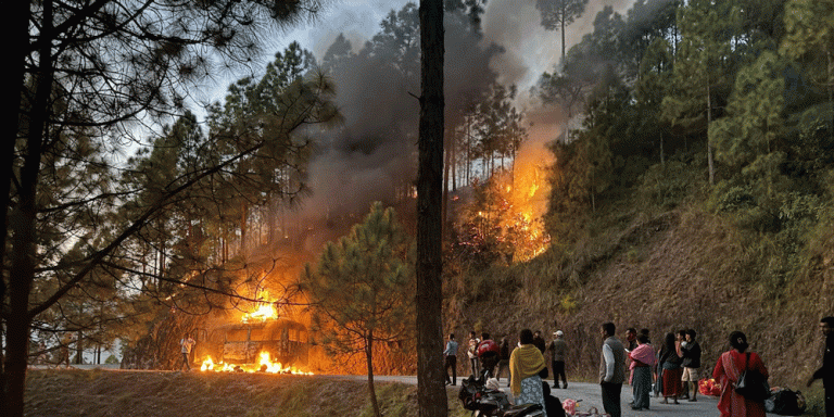 सल्यानमा गुडिरहेको गाडीमा आगलागी गाडी जलेर पूर्णरूपमा नष्ट