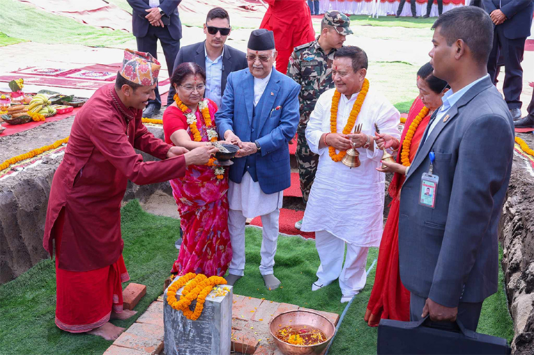 व्यापारीहरु म्याद सकिएका सामान बेचेर सर्वसाधारण ठग्दै, प्रधानमन्त्री भने व्यापारीबाटै आफ्नो पार्टी कार्यालय बनाउँदै !