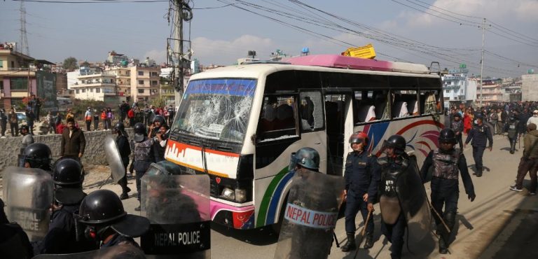 काभ्रेस्थलीबाट रत्नपार्क रूट चल्ने बसबाट खसेर दुई यात्रुको मृत्यु