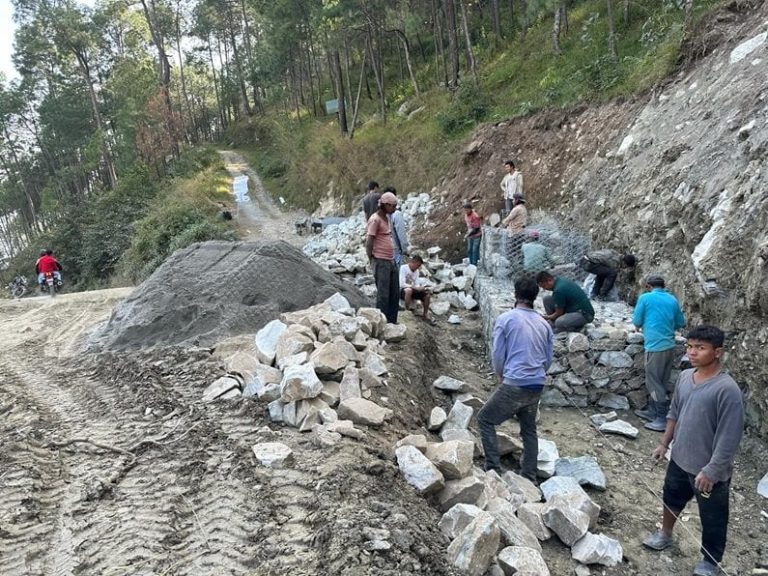 बेनी–पाखापानी सडकअन्तर्गत बेनी घतानमा सडक स्तरोन्नति प्रारम्भ