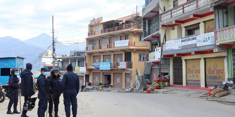 केबलकार निर्माणको विरोधमा पहिचान पक्षधर र नो केबलकार पक्षधरले ताप्लेजुङमा अनिश्चितकालिन यातायात बन्द