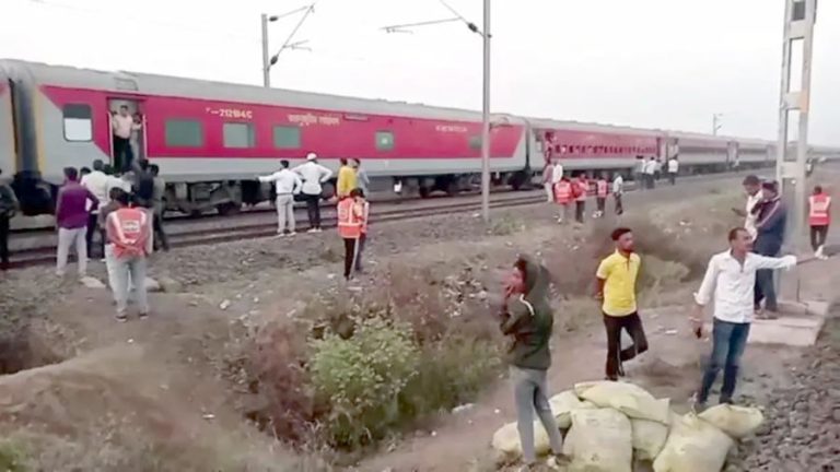 भारतमा रेल दुर्घटनामा कम्तीमा ११ जनाको मृत्यु