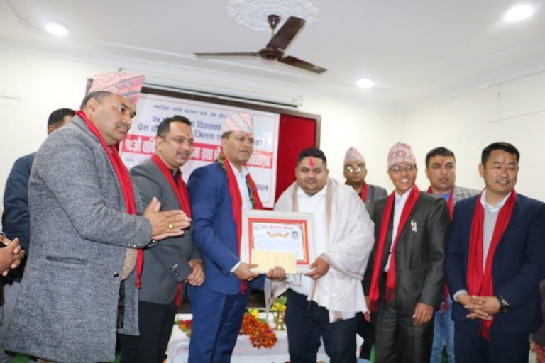 पत्रकार शर्मा प्रेस चौतारी पत्रकारिता पुरस्कारबाट सम्मानित