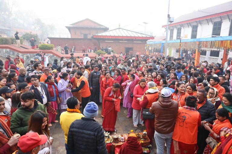 पशुपतिमा भक्तजनहरुको घुईचो साँझ ६ बजेसम्म दर्शन गर्न पाइने