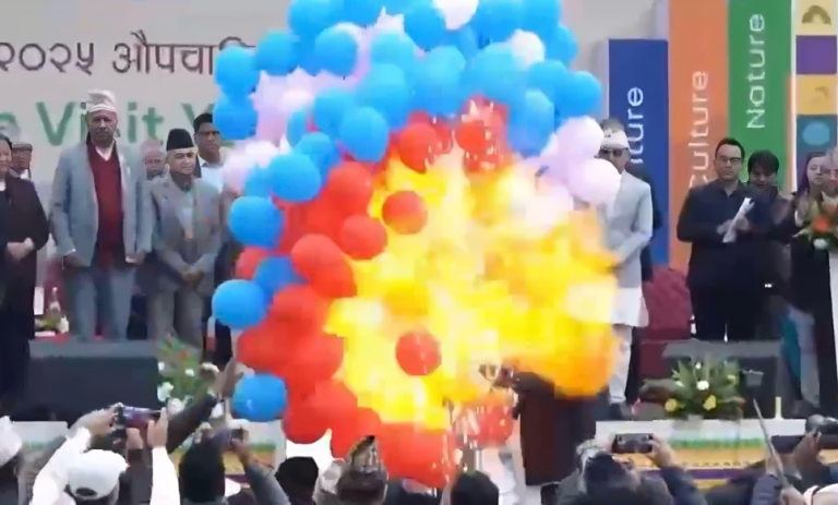 बेलुनको झुप्पा पट्किदा अर्थमन्त्री पौडेल र मेयर आचार्य घाइते