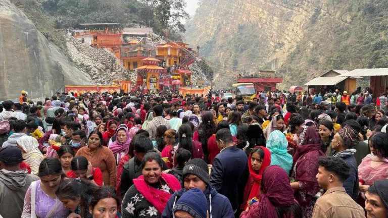 भगवान् शिवजीको जन्मदिन अर्थात् महाशिवरात्रि पर्व : देशैभरीका शिवालयमा भक्तजनहरुको घुईचो