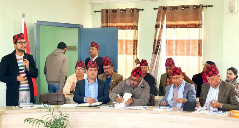अब एमाले सूर्य अंकित ढाका टोपीमा