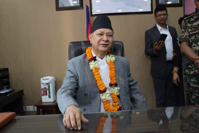 वार्ताका माध्यमबाट शिक्षकहरूका माग सम्बोधन गर्छु – मन्त्री रघुजी पन्त