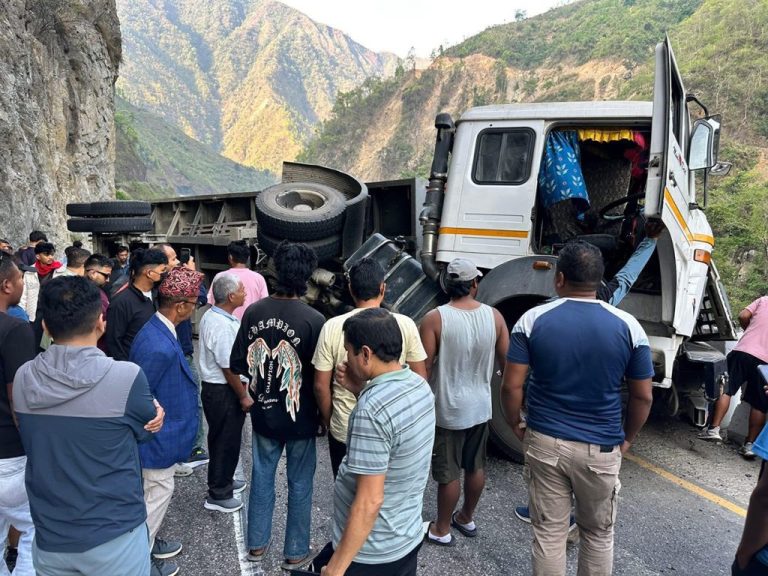 मुग्लिन–नारायणगढ सडक खण्डको तुईनखोलामा ट्रक पल्टिँदा बाटो पूर्णरुपमा बन्द
