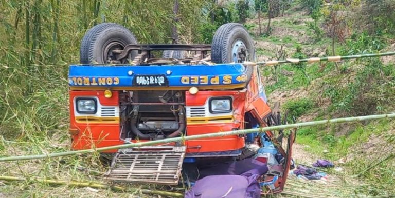 धनकुटामा बस दुर्घटना हुँदा तीन जनाको मृत्यु ११ जना घाइते